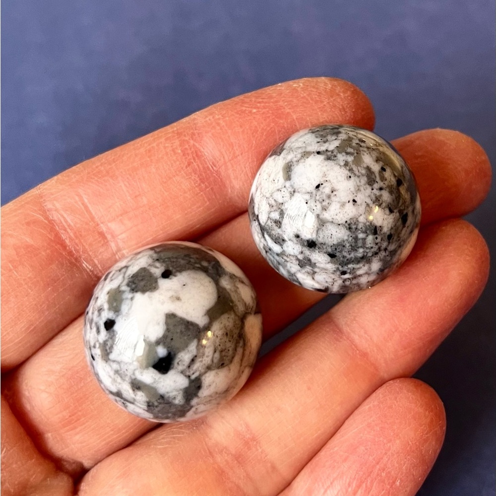 Vintage clip on plastic dome earrings. Just under 1 inch across shades of gray.